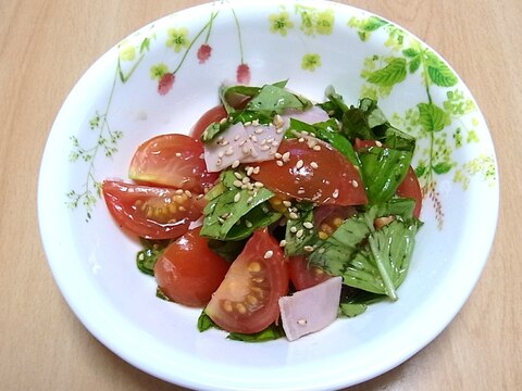 トマト、バジル、ハムのわさび風味サラダ